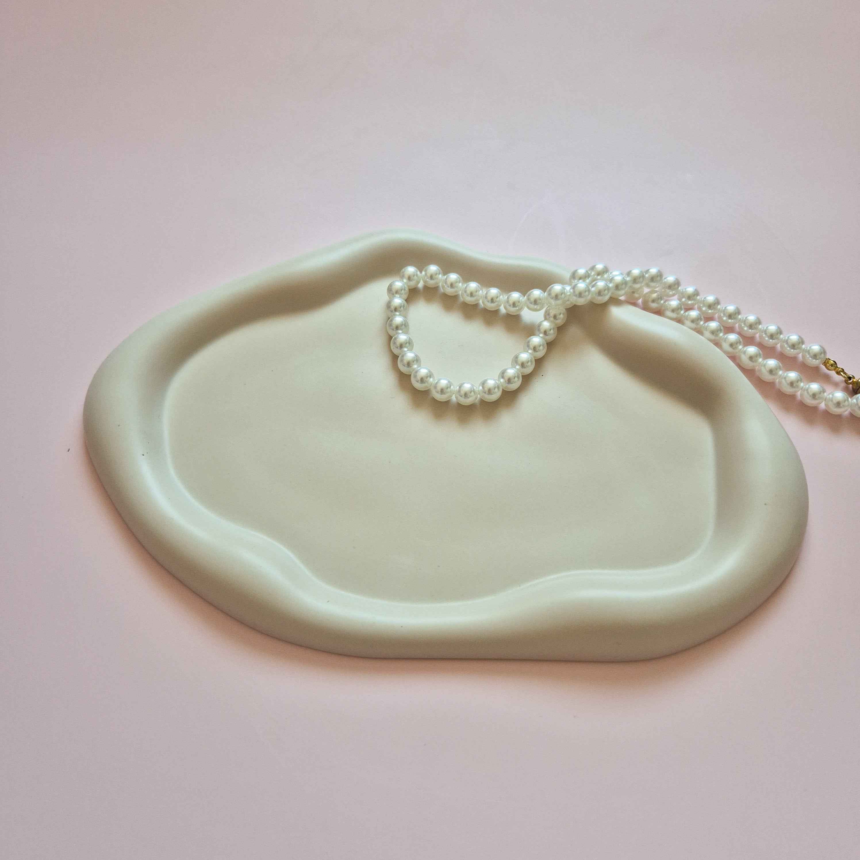 Wavy irregular styling tray beige