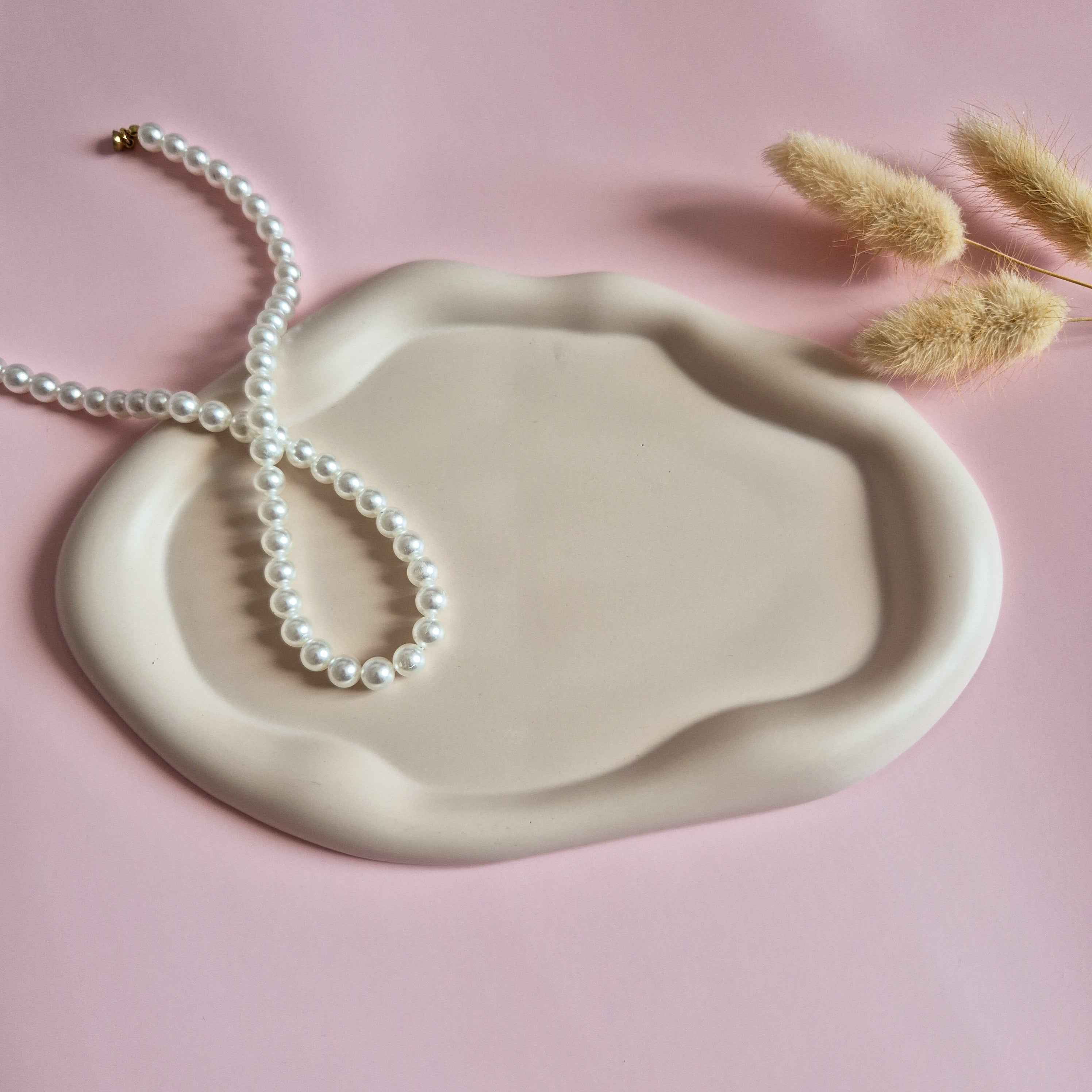 Wavy irregular styling tray beige